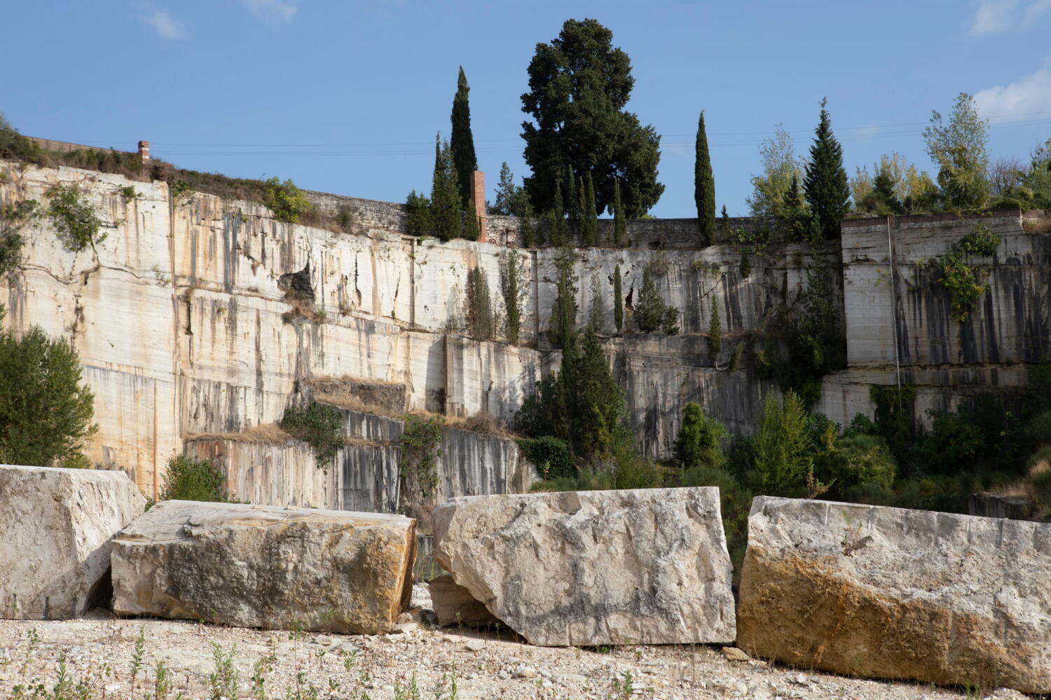 Landschaft mit Zypressen und Marmor aus dem Steinbruch in der Toskana.