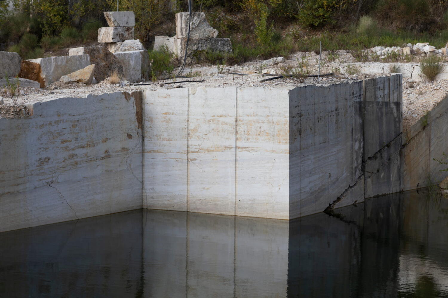 See im Marmorsteinbruch in der Toskana.