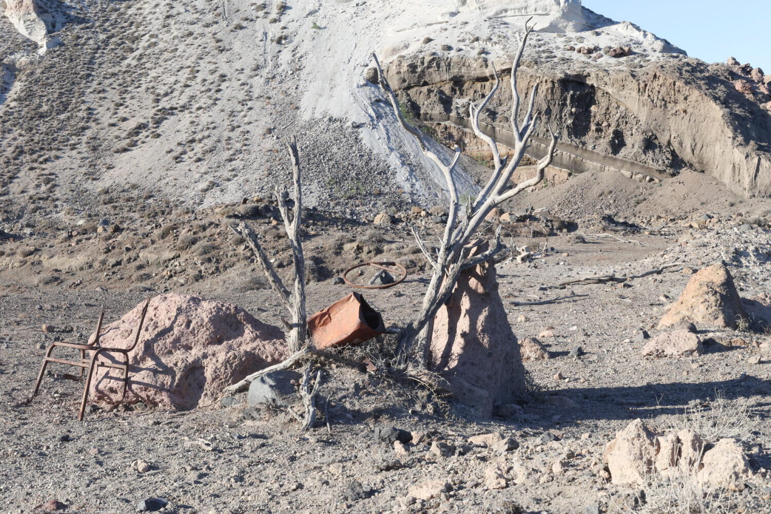 Skulptur aus Schrott, der in einer Porzellanmine gefunden wurde, die auf einer Insel im Mittelmeer in der Zeit stehen geblieben ist.