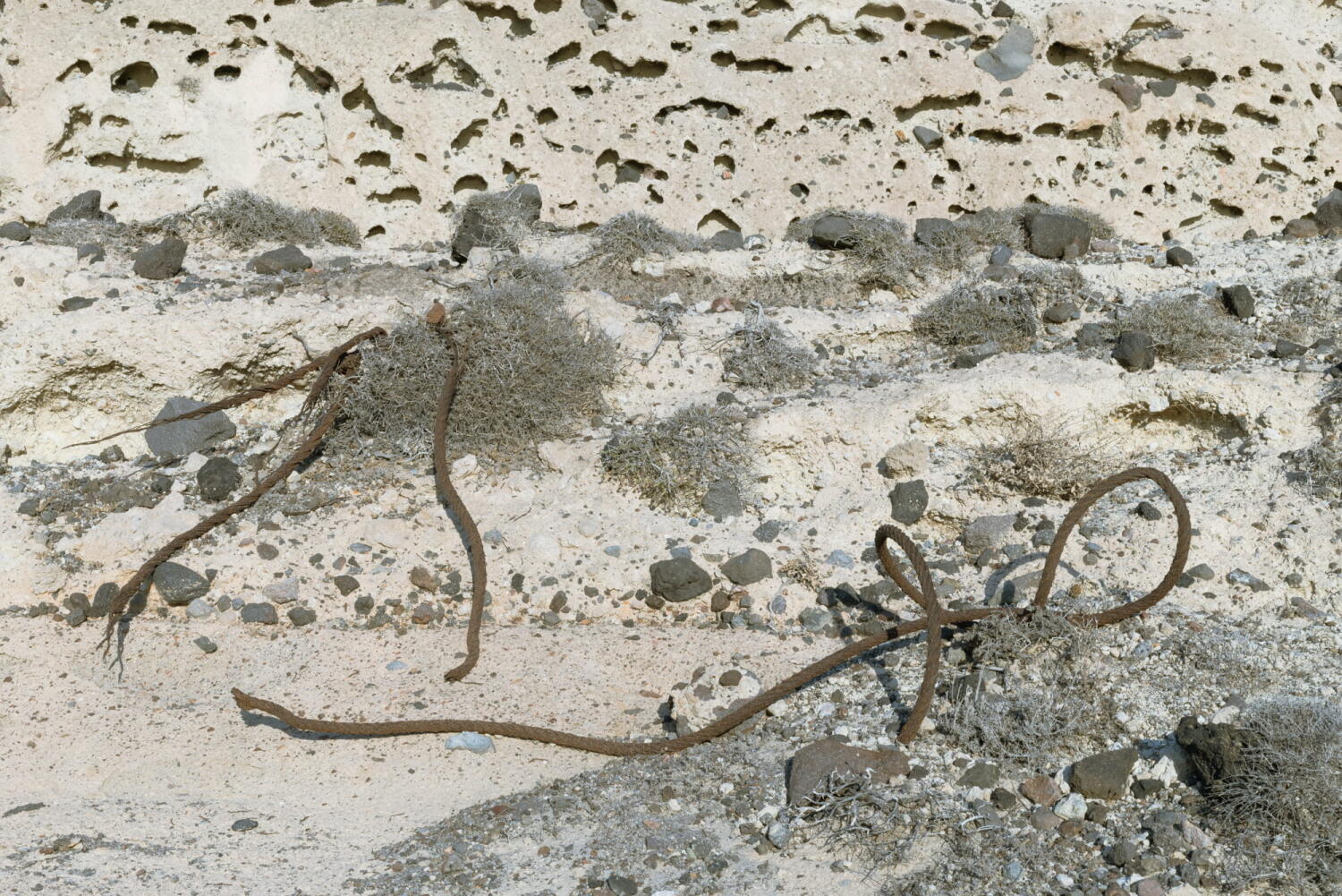 Metallstange, Fragmente einer Porzellanmine, die auf einer Insel im Mittelmeer in der Zeit stehen geblieben ist.