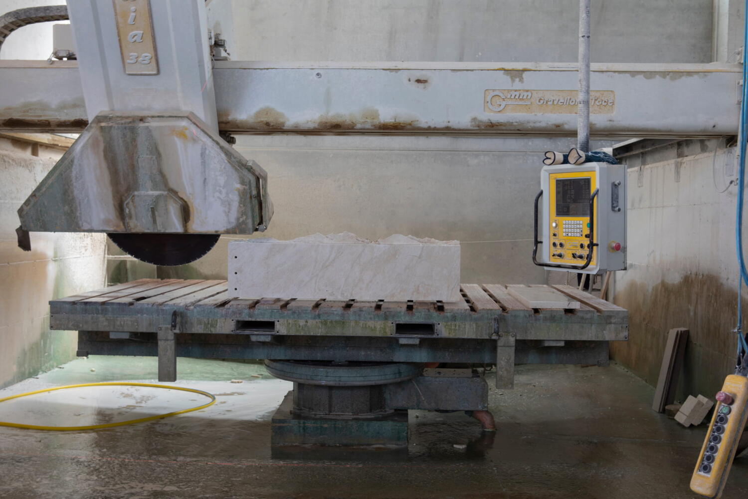 Maschine zum Schneiden von Travertin. 