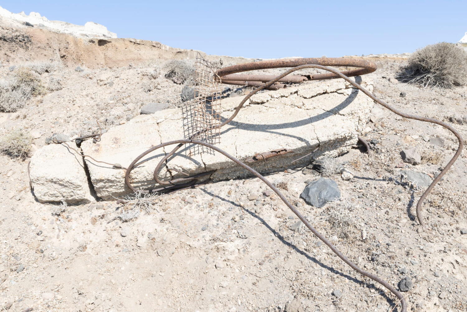 Metallstange, Fragmente einer Porzellanmine, die auf einer Insel im Mittelmeer in der Zeit stehen geblieben ist.